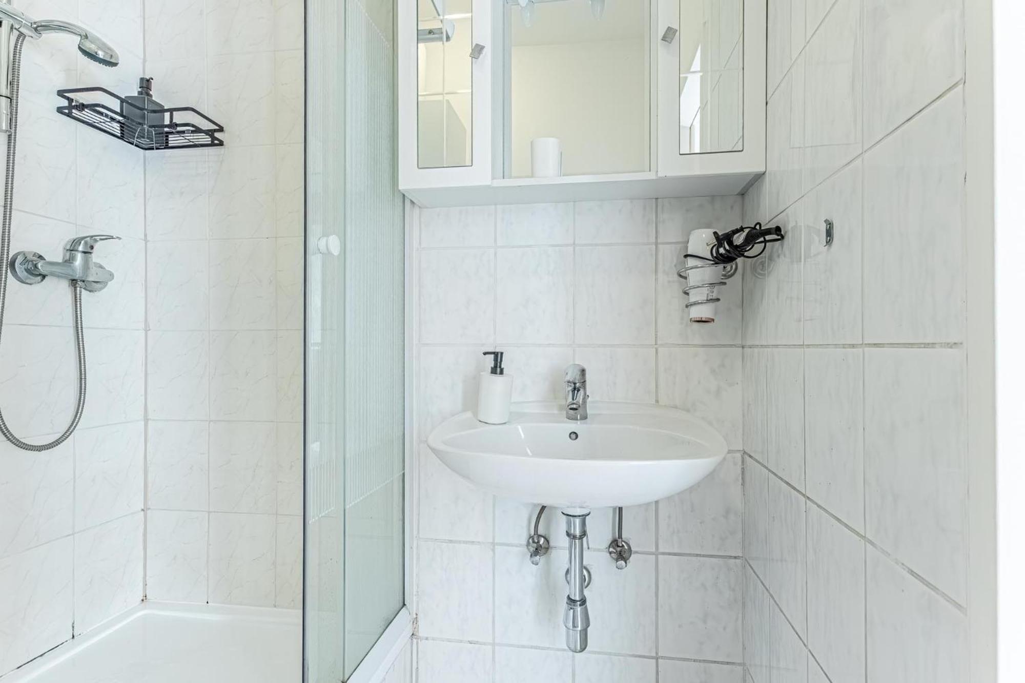 City Vibes: 1Br Apt, 10 Min To Westbahnhof Вена Экстерьер фото