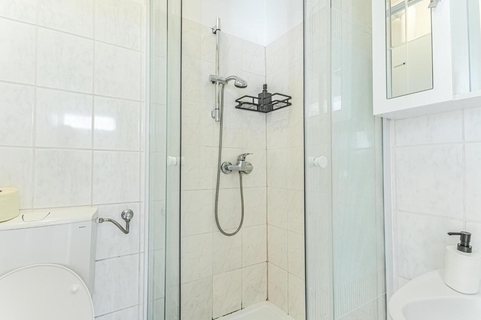City Vibes: 1Br Apt, 10 Min To Westbahnhof Вена Экстерьер фото
